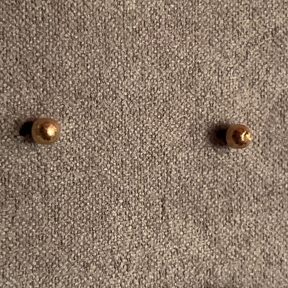 10k or 14k gold stud with large CZ - Picture 2 of 2